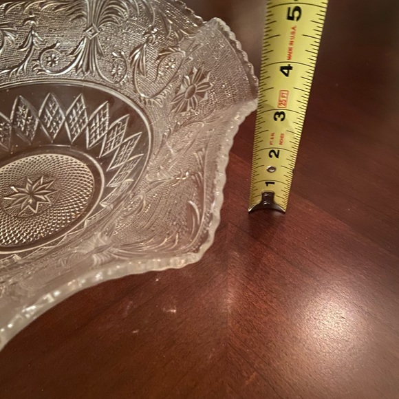 Scalloped Press Glass Serving Bowl - Picture 4 of 4